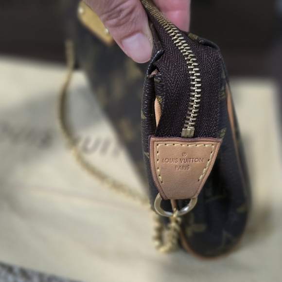 Authentic Louis Vuitton Eva Monogram Clutch - Picture 3 of 10